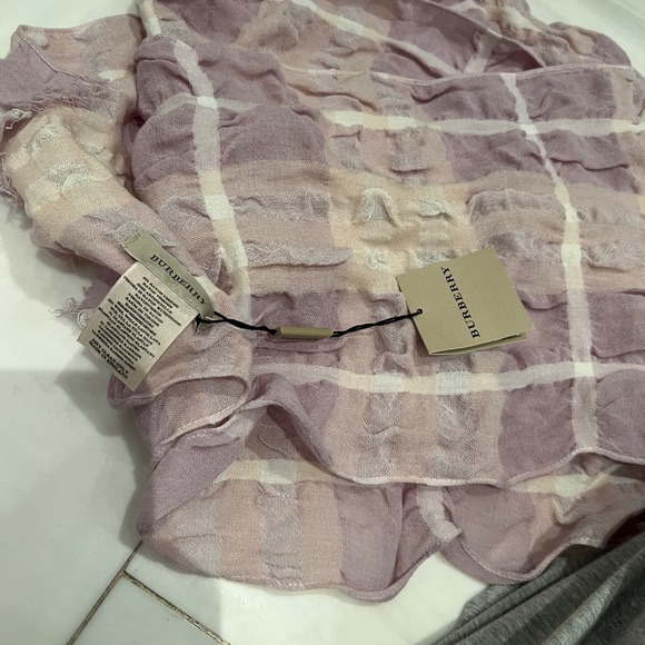 Authentic Burberry scarf new with tags - Picture 4 of 4